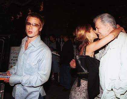 Brad, Jennifer e il padre di lei, l'attore John Aniston