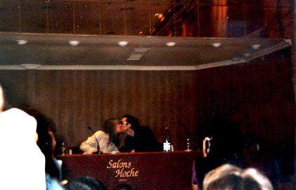 Il bacio tra Andrea Parker e Michael T. Weiss!